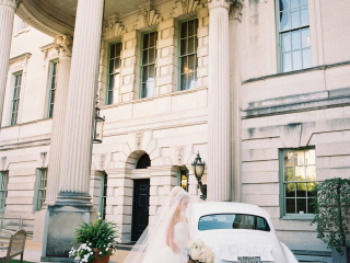 <h2>The bride arrives in style</h2>Photo by Abby Jiu. Lauryn Prattes, planner.